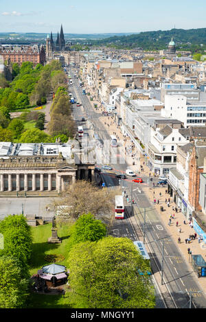 Vista lungo Princes Street di Edimburgo, in Scozia, Regno Unito Regno Unito Foto Stock