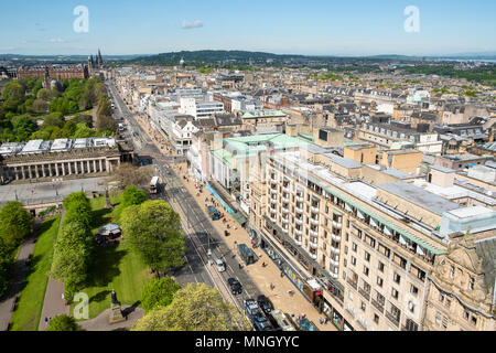 Vista lungo Princes Street di Edimburgo, in Scozia, Regno Unito Regno Unito Foto Stock