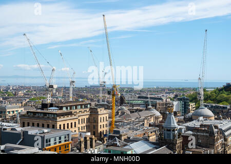 Costruzione delle gru a torre al cantiere della nuova St James lo sviluppo del centro di Edimburgo, in Scozia, Regno Unito,UK Foto Stock