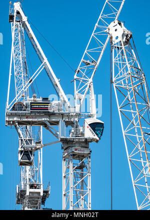 Costruzione delle gru a torre al cantiere della nuova St James lo sviluppo del centro di Edimburgo, in Scozia, Regno Unito,UK Foto Stock