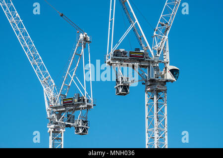 Costruzione delle gru a torre al cantiere della nuova St James lo sviluppo del centro di Edimburgo, in Scozia, Regno Unito,UK Foto Stock