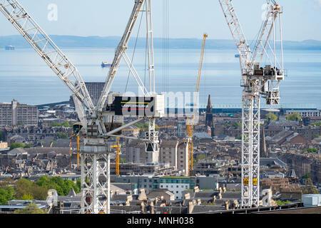 Costruzione delle gru a torre al cantiere della nuova St James lo sviluppo del centro di Edimburgo, in Scozia, Regno Unito,UK Foto Stock