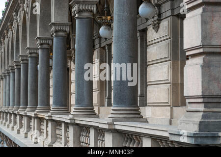 Colonne del teatro nazionale di Praga Foto Stock