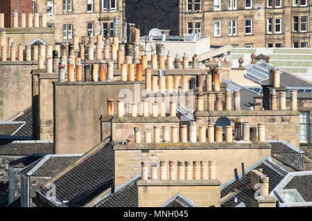 Vista di comignoli sui tetti della città nuova di Edimburgo, in Scozia, Regno Unito Regno Unito Foto Stock