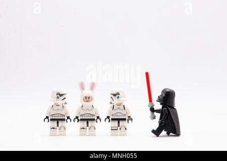 La mini figura di Darth Vader guardando storm trooper in linea con uno di loro indossa bunny casco . Lego minifigures sono fabbricati da Lego Foto Stock