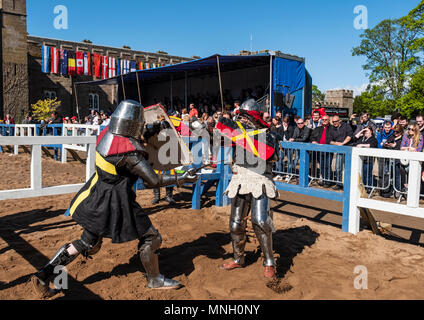 Due cavalieri lotta in elenco nel corso internazionale di combattimento medievale Federazione (IMCF) Campionati del Mondo a Scone Palace il 12 maggio 2018 a Scone Pa Foto Stock