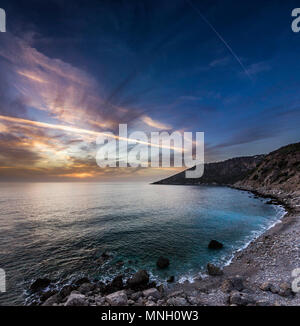 Sunrise colorati sul mare mediterranea Foto Stock