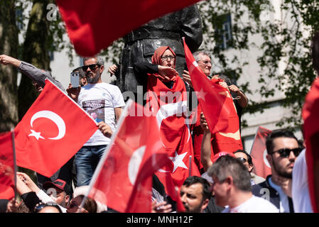 I tifosi turchi stadio un rally in Whitehall come presidente della Turchia Recep Tayyip Erdoğan Briitsh incontra il Primo Ministro Theresa Maggio a No.10 Downing St durante una visita di 3 giorni per il Regno Unito. Londra, Regno Unito Foto Stock