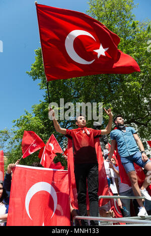 I tifosi turchi stadio un rally in Whitehall come presidente della Turchia Recep Tayyip Erdoğan Briitsh incontra il Primo Ministro Theresa Maggio a No.10 Downing St durante una visita di 3 giorni per il Regno Unito. Londra, Regno Unito Foto Stock