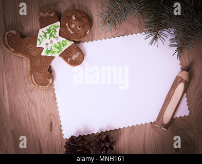 Bianco Natale carta ,gingerbread e matita su backgroun in legno Foto Stock