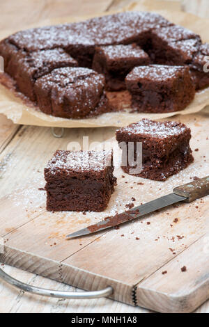 In casa Brownie al cioccolato su uno sfondo di legno Foto Stock