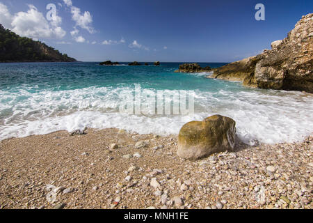 Colorato alba mediterranea sul mare con onde bianco vicino alla riva di sabbia Foto Stock