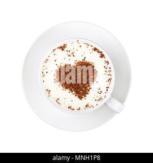 Chiudere l'uno bianco pieno di tazza di latte schiumoso cappuccino con caffè e a forma di cuore di cioccolato marrone arte, sul piattino isolati su sfondo bianco, elevati Foto Stock