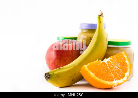 Alimenti per bambini: Jar con purea di frutta isolato su sfondo bianco Foto Stock