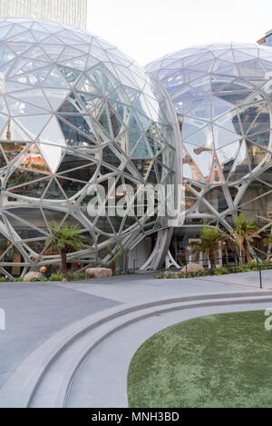 La società Amazon world headquarters in Seattle Washington nel sole pomeridiano, ritratto verticale zona prato accanto a sfere. Foto Stock