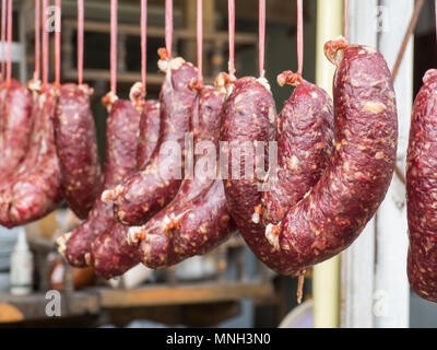 Materie Easthern thai piccante Salsiccia attaccata al legno, offuscata salsiccia anteriore, Foto Stock