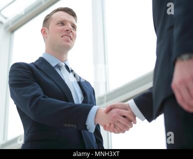 Stretta di mano del business partner dopo un favorevole accordo commerciale Foto Stock
