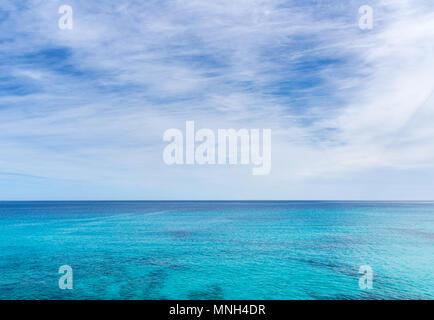 Mallorca, mare blu profondo e infinito orizzonte di acqua Foto Stock