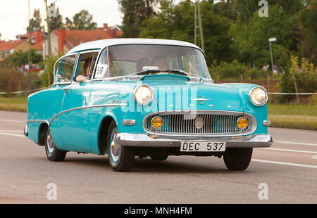 Vasteras, Svezia - Luglio 5, 2013: uno blu Opel Record 1958 durante la crociera parade presso il grande potere soddisfare evento. Foto Stock