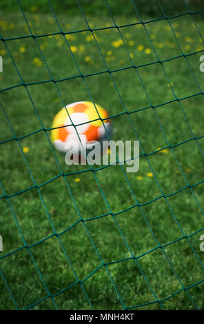 Il calcio di colpire il retro di un obiettivo net Foto Stock