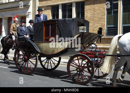 Windsor,UK,17 maggio 2018,il Royal Wedding di prove in Windsor avviene prima del matrimonio il sabato del principe Harry a Meghan Markle. L'Ascot Landau carrello a sinistra del castello di Windsor per elaborare in giro per la città. Il carrello è stato circondato da membri della cavalleria della famiglia.Credit Keith Larby/Alamy Live News Foto Stock