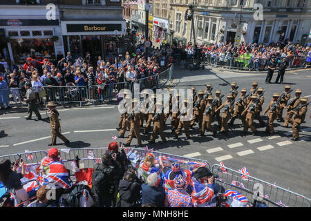 Londra REGNO UNITO. Il 17 maggio 2018. Reggimento Gurkha prendere parte a una prova generale attraverso Windsor High Street guardato da una grande folla per il Royal Wedding del principe Harry e Meghan Markle il 19 maggio 2018 Credit: amer ghazzal/Alamy Live News Foto Stock