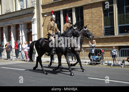 Windsor,UK,17 maggio 2018,il Royal Wedding di prove in Windsor avviene prima del matrimonio il sabato del principe Harry a Meghan Markle. L'Ascot Landau carrello a sinistra del castello di Windsor per elaborare in giro per la città. Il carrello è stato circondato da membri della cavalleria della famiglia.Credit Keith Larby/Alamy Live News Foto Stock