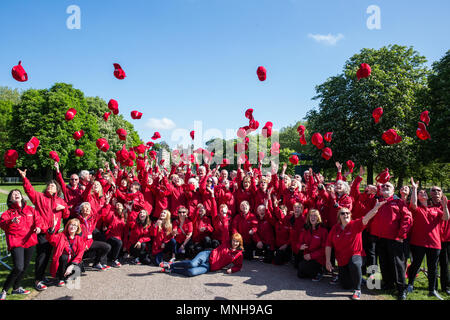 Windsor, Regno Unito. Il 17 maggio 2018. Ambasciatori di Royal Borough of Windsor e Maidenhead ha gettato i loro cappelli in aria durante un photocall sulla lunga passeggiata nella parte anteriore del Castello di Windsor in anticipo di sabato il royal wedding tra il principe Harry e Meghan Markle. Gli ambasciatori sarà fornire informazioni al pubblico il giorno delle nozze. Credito: Mark Kerrison/Alamy Live News Foto Stock