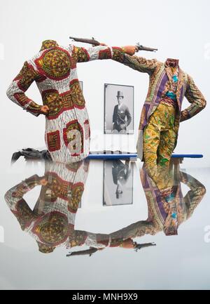 17 maggio 2018, Germania, Dresda: la scultura "Come Blow Up di due testine alla volta e' da Yinka Shonibare nella mostra "razzismo. L'invenzione delle razze umane" presso il Museo d'Igiene Tedesco. La mostra è impostato per essere eseguito a partire dal 19 maggio 2018 fino al 06 gennaio 2019. Foto: Sebastian Kahnert/dpa Foto Stock