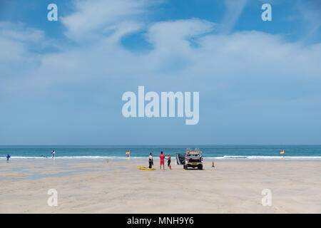 St Ives, Cornwall, Regno Unito. Il 17 maggio 2018. Regno Unito Meteo. Era caldo e sole su di una spiaggia quasi deserta a St Ives questo pomeriggio. Credito: Simon Maycock/Alamy Live News Foto Stock