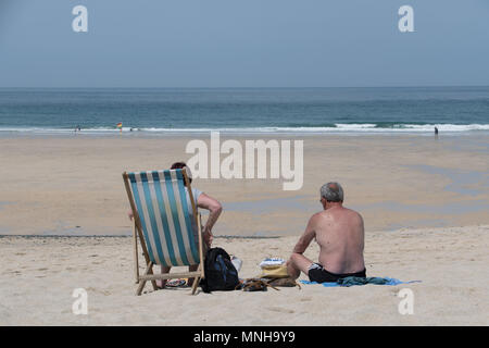 St Ives, Cornwall, Regno Unito. Il 17 maggio 2018. Regno Unito Meteo. Era caldo e sole su di una spiaggia quasi deserta a St Ives questo pomeriggio. Credito: Simon Maycock/Alamy Live News Foto Stock