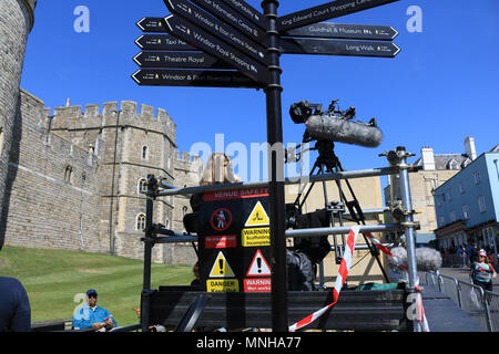 Windsor Berkshire REGNO UNITO. Il 17 maggio 2018. Media esteri trasmesso dal castello di Windsor con due a sinistra fino a quando la data delle nozze reali del principe Harry e Meghan Markle il 19 maggio 2018 Credit: amer ghazzal/Alamy Live News Foto Stock