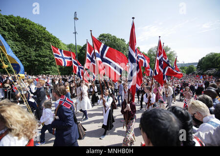 Norvegia - Oslo, 17 maggio 2018. I norvegesi in tutte le età e tutti i vestiti in costumi tradizionali parade Slottsplassen durante la celebrazione annuale della costituzione norvegese giorno, a cui si fa riferimento anche come Sytttende Mai, nel centro di Oslo. (Photo credit: Gonzales foto - Stian S. Moller). Credito: Gonzales foto/Alamy Live News Foto Stock