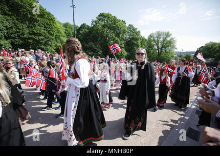 Norvegia - Oslo, 17 maggio 2018. I norvegesi in tutte le età e tutti i vestiti in costumi tradizionali parade Slottsplassen durante la celebrazione annuale della costituzione norvegese giorno, a cui si fa riferimento anche come Sytttende Mai, nel centro di Oslo. (Photo credit: Gonzales foto - Stian S. Moller). Credito: Gonzales foto/Alamy Live News Foto Stock