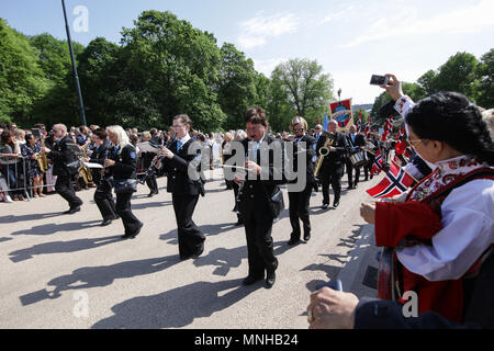 Norvegia - Oslo, 17 maggio 2018. I norvegesi in tutte le età e tutti i vestiti in costumi tradizionali parade Slottsplassen durante la celebrazione annuale della costituzione norvegese giorno, a cui si fa riferimento anche come Sytttende Mai, nel centro di Oslo. (Photo credit: Gonzales foto - Stian S. Moller). Credito: Gonzales foto/Alamy Live News Foto Stock