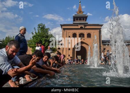 Srinagar Kashmir. Il 17 maggio 2018. I musulmani del Kashmir eseguire abluzione prima di offrire preghiere durante il primo giorno di il mese del Ramadan in SrinagarKashmir. I musulmani di tutto il mondo stanno segnando il mese di Ramadan, il più sacro mese del calendario islamico durante il quale i devoti fast dall alba al tramonto. Credito: SOPA Immagini limitata/Alamy Live News Foto Stock