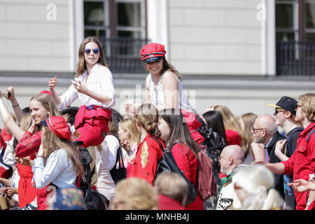 Norvegia - Oslo, 17 maggio 2018. I norvegesi in tutte le età e tutti i vestiti in costumi tradizionali parade Slottsplassen durante la celebrazione annuale della costituzione norvegese giorno, a cui si fa riferimento anche come Sytttende Mai, nel centro di Oslo. (Photo credit: Gonzales foto - Stian S. Moller). Credito: Gonzales foto/Alamy Live News Foto Stock