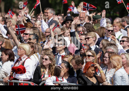 Norvegia - Oslo, 17 maggio 2018. Il popolo norvegese sono sventolare le loro mani e saluto il norvegese della famiglia Reale al balcone del Palazzo Reale durante il norvegese Giorno della Costituzione, a cui si fa riferimento anche come Sytttende Mai, nel centro di Oslo. (Photo credit: Gonzales foto - Stian S. Moller). Credito: Gonzales foto/Alamy Live News Foto Stock