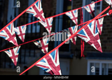 Windsor, Regno Unito. Il 17 maggio 2018. Union Jack appendere bandiere a Windsor in preparazione per il royal wedding Credito: goccia di inchiostro/Alamy Live News Foto Stock