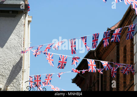 Windsor, Regno Unito. Il 17 maggio 2018. Union Jack appendere bandiere a Windsor in preparazione per il royal wedding Credito: goccia di inchiostro/Alamy Live News Foto Stock