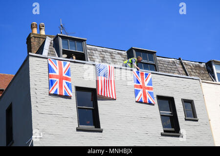 Windsor Berkshire REGNO UNITO. Il 17 maggio 2018. Americani e Union Jack Flag sono drappeggiati formano la parte superiore di un edificio nella città di Windsor in preparazione per il Royal Wedding tra il principe Harry e Meghan Markle IL 19 MAGGIO CREDITO: amer ghazzal/Alamy Live News Foto Stock