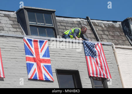 Windsor Berkshire REGNO UNITO. Il 17 maggio 2018. Americani e Union Jack Flag sono drappeggiati formano la parte superiore di un edificio nella città di Windsor in preparazione per il Royal Wedding tra il principe Harry e Meghan Markle IL 19 MAGGIO CREDITO: amer ghazzal/Alamy Live News Foto Stock