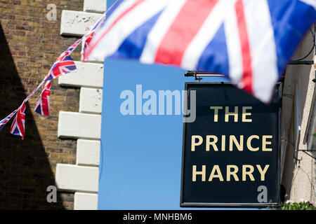 Windsor, Regno Unito. Il 17 maggio 2018. Il principe Harry public house in Windor decorate con Union Jack Flag in preparazione del Royal Wedding Credito: goccia di inchiostro/Alamy Live News Foto Stock