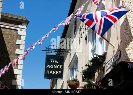 Windsor, Regno Unito. Il 17 maggio 2018. Il principe Harry public house in Windor decorate con Union Jack Flag in preparazione del Royal Wedding Credito: goccia di inchiostro/Alamy Live News Foto Stock