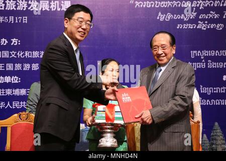 Phnom Penh Cambogia. Il 17 maggio 2018. Du Jiang (L anteriore), il capo della delegazione cinese, Cambogiano e vice primo ministro Hor Namhong (R) anteriore frequentare i primi ad alto livello Turismo Cambodia-China Forum in Phnom Penh in Cambogia, il 17 maggio 2018. Il primo ad alto livello Turismo Cambodia-China Forum è stato tenuto qui il giovedì, che mira ad esplorare le opportunità di promuovere ulteriormente il turismo i legami tra i due paesi. Credito: Mao Pengfei/Xinhua/Alamy Live News Foto Stock