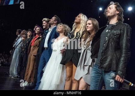 Nashville, Tennessee, Stati Uniti d'America. 25 Mar, 2018. CHRIS CARMACK, KAITLIN DOUBLEDAY, NIC LUKEN, JAKE ETHERIDGE, RAINEE BLAKE, SAM PALLADIO, CHARLES ESTEN, CLARE BOWEN LENNON STELLA, MAISY STELLA e Jonathan Jackson durante il Nashville in concerto: TV finale celebrazione presso il Grand Ole Opry a Nashville, Tennesee Credito: Daniel DeSlover/ZUMA filo/Alamy Live News Foto Stock