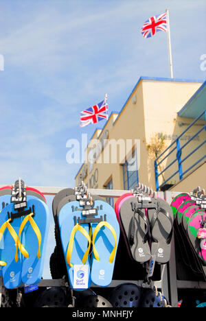 Weymouth.17 maggio 2018. Sul soleggiato Giovedì, Unione flutter flags al sole, a Weymouth è Pier Bandstand , in anticipo di sabato il Royal weddding Credito: stuart fretwell/Alamy Live News Foto Stock