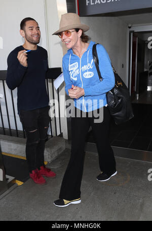 Los Angeles, Ca, Stati Uniti d'America. Il 17 maggio 2018. Allison Janney visto all Aeroporto Internazionale LAX, 17 maggio 2018. Credito: Giovanni Misa/media/punzone Alamy Live News Foto Stock