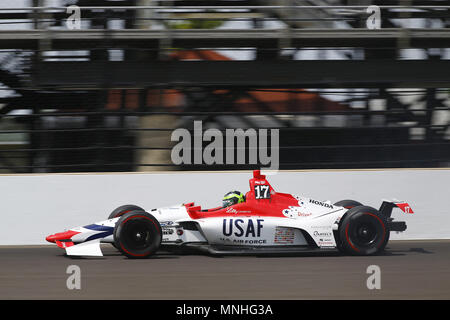 Indianapolis, Indiana, Stati Uniti d'America. Il 17 maggio 2018. CONOR DALY (17) degli Stati Uniti porta la sua auto attraverso girare a tre durante la terza giornata di prove per la 500 Miglia di Indianapolis a Indianapolis Motor Speedway di Indianapolis, Indiana. Credito: Chris Owens Asp Inc/ASP/ZUMA filo/Alamy Live News Foto Stock