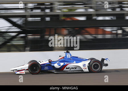 Indianapolis, Indiana, Stati Uniti d'America. Il 17 maggio 2018. GRAHAM RAHAL (15) degli Stati Uniti porta la sua auto attraverso girare a tre durante la terza giornata di prove per la 500 Miglia di Indianapolis a Indianapolis Motor Speedway di Indianapolis, Indiana. Credito: Chris Owens Asp Inc/ASP/ZUMA filo/Alamy Live News Foto Stock
